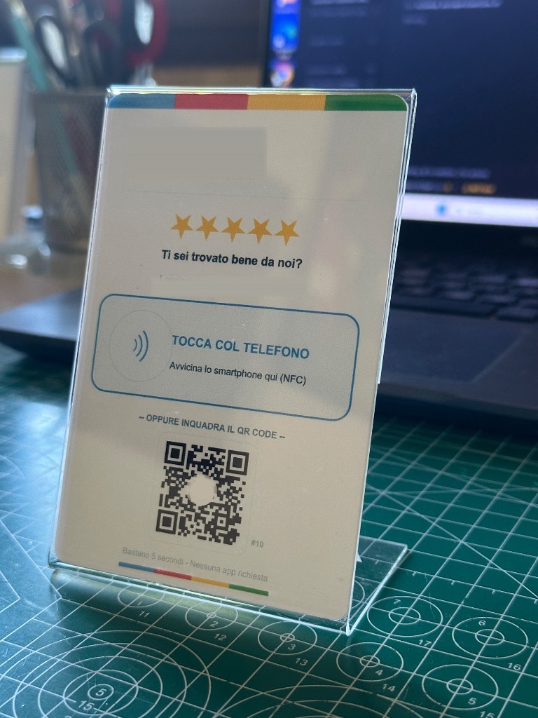 Espositore da banco Smart NFC Passaparola Online: tocca col telefono o inquadra il QR code